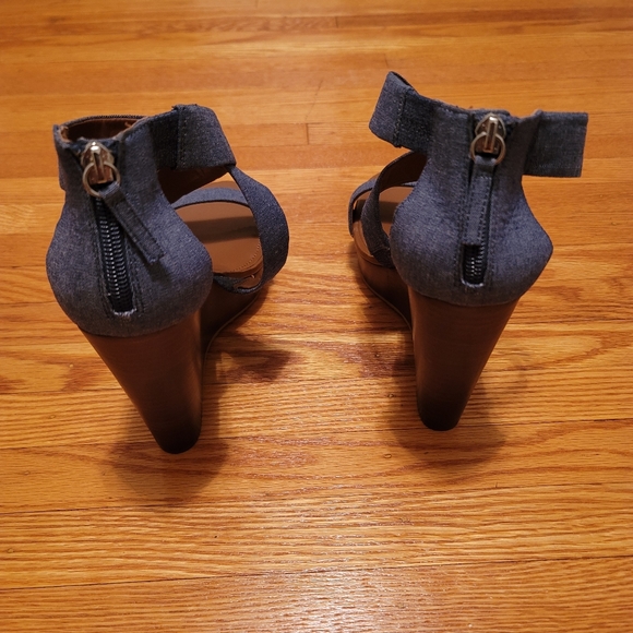 WHITE HOUSE BLACK MARKET WEDGE HEELS - Picture 3 of 4